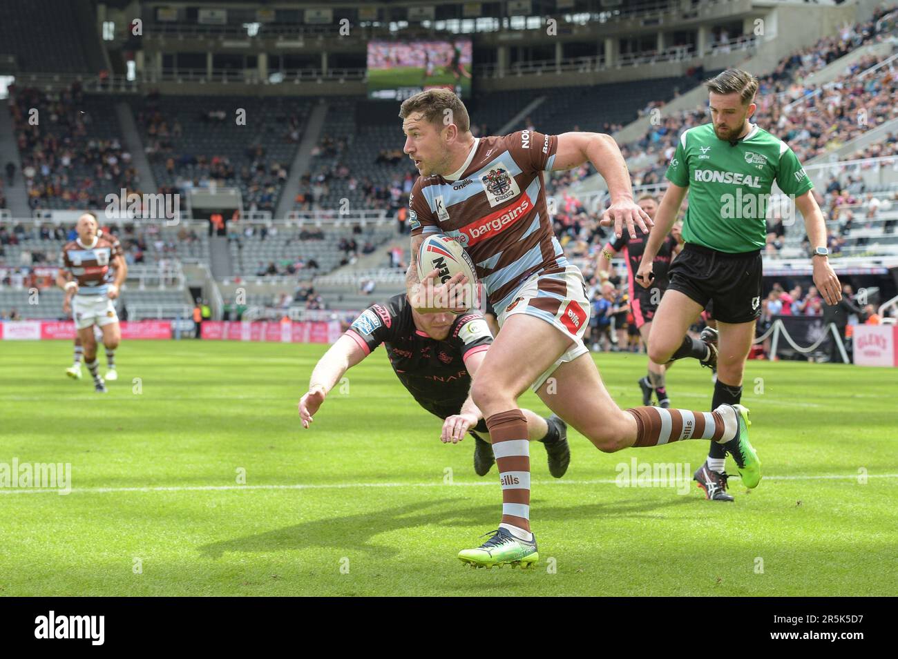 Newcastle, Royaume-Uni. 4th juin 2023. Mark Percival de St Helens scores essayer. Rugby League Magic Weekend, St. Helens vs Huddersfield Giants at St James Park, Newcastle, UK Credit: Dean Williams/Alay Live News Banque D'Images