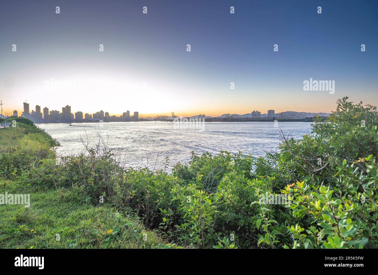 Itajai-sc en arrière-plan, paysage de l'itajai-sc, tour de guet, coucher de soleil en fin d'après-midi. Banque D'Images