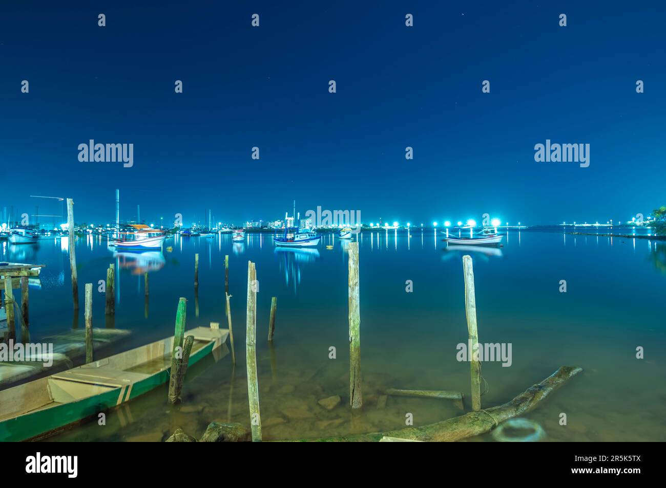 Beira rio dans itajai sc, lieu où les habitants pratiquent le sport et apprécient la vie dans la ville, vue sur les bateaux et les bâtiments. Banque D'Images