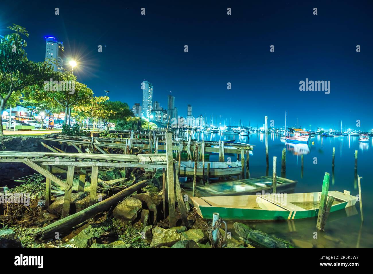 Itajaí-sc,Brésil-02 juillet 2023 beira rio in itajai sc, lieu où les habitants pratiquent le sport et apprécient la vie dans la ville, vue sur les bateaux et les bâtiments. Banque D'Images
