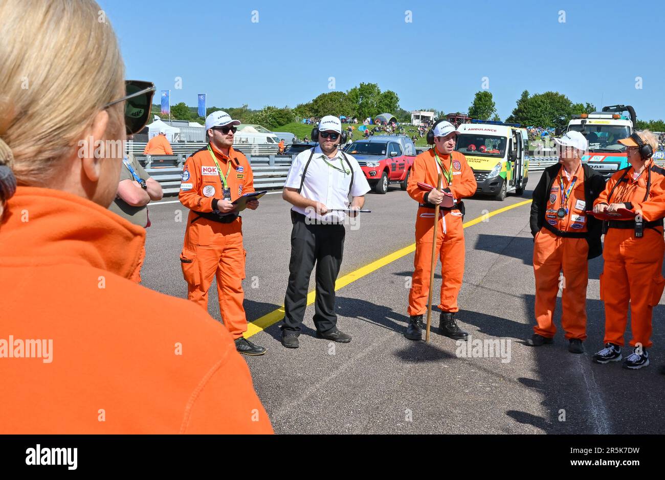 Andover, Royaume-Uni. 04th juin 2023. Thruxton circuit, Andover, Hampshire, Royaume-Uni sur 04 juin 2023. Les Marshalls sont informés au début de la journée aux Kwik Fit British Touring car Championships (BTCC) au circuit de Thruxton, Andover, Hampshire, Royaume-Uni sur 04 juin 2023. Credit: Francis Knight/Alay Live News Banque D'Images