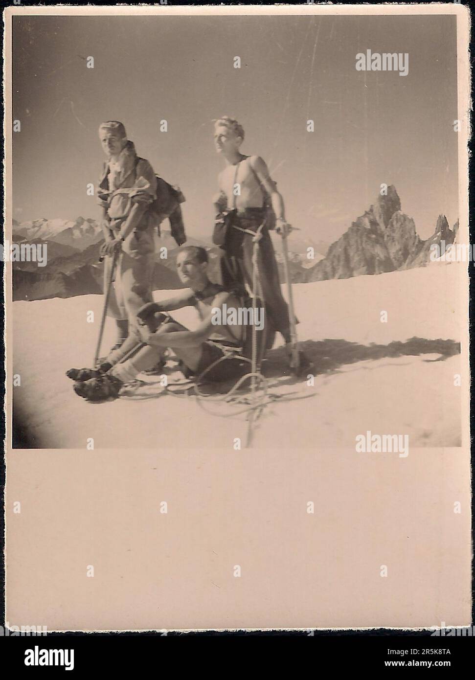 Trois jeunes hommes dans un paysage enneigé Banque D'Images