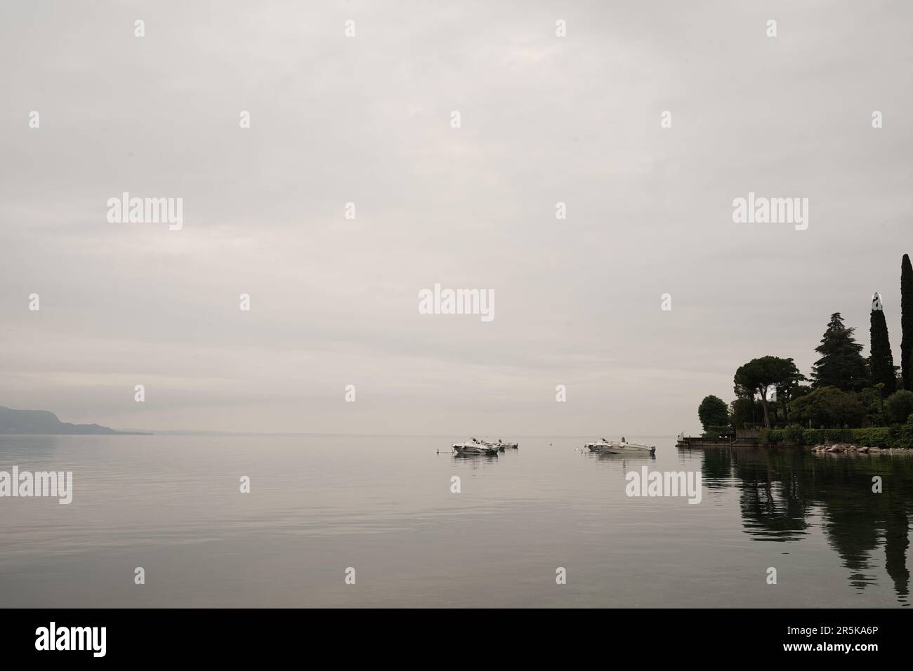 Vue d'un aperçu du lac de Garde Banque D'Images