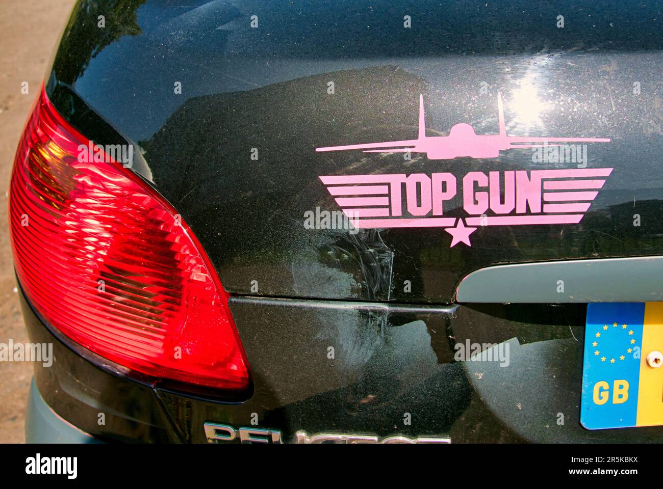 logo du pistolet supérieur sur le coffre de voiture Banque D'Images