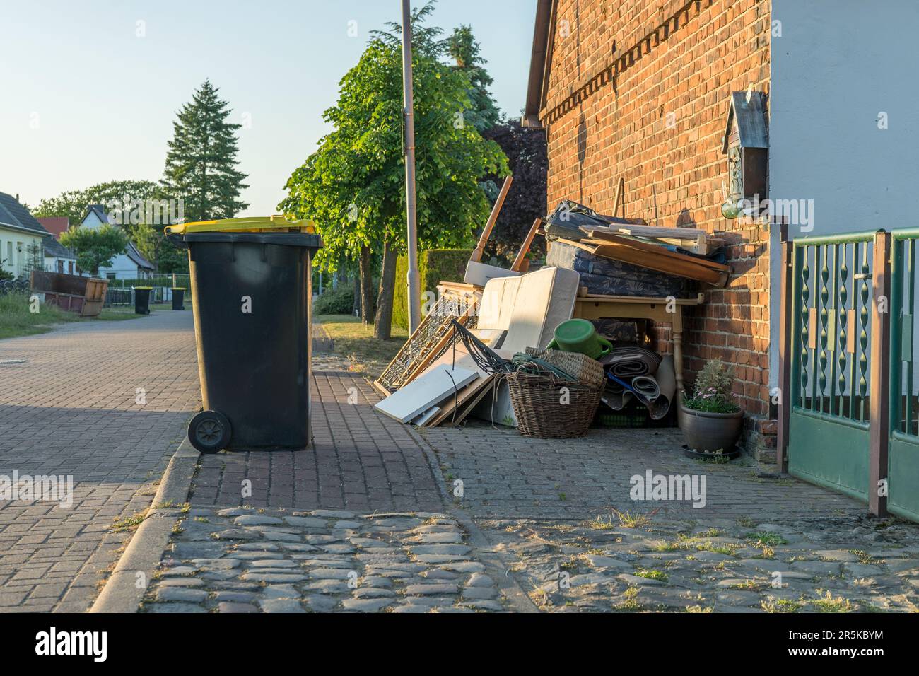 Tas de déchets volumineux avec matelas, cadre de lit, table et placards au bord de la route Banque D'Images