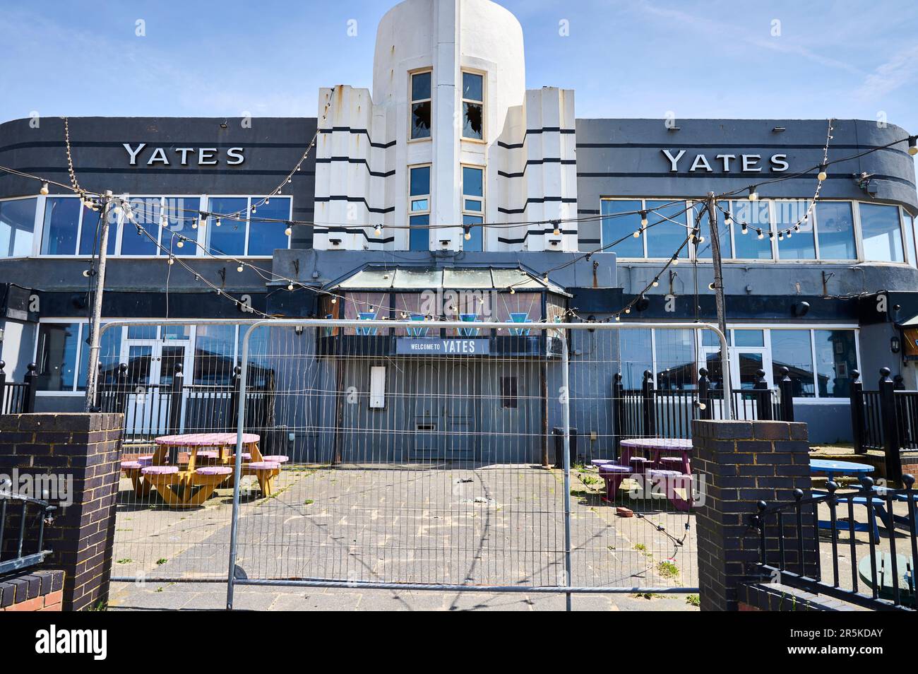 Le pub Yates, sur la promenade de Blackpool, a été abandonné et partiellement monté Banque D'Images