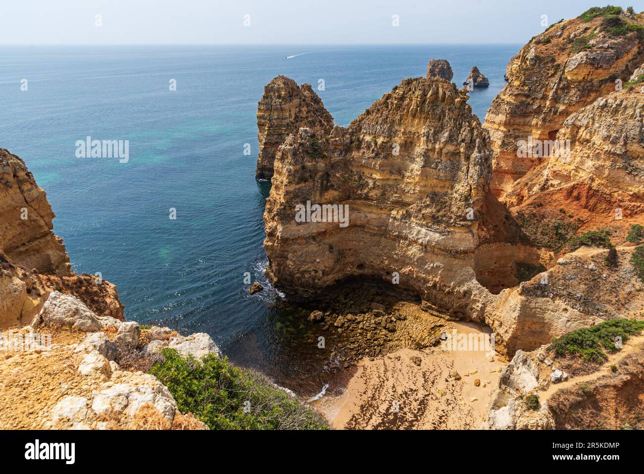 Petite crique sur les falaises de Lagos, près de la plage de Camilo, Algarve. Banque D'Images