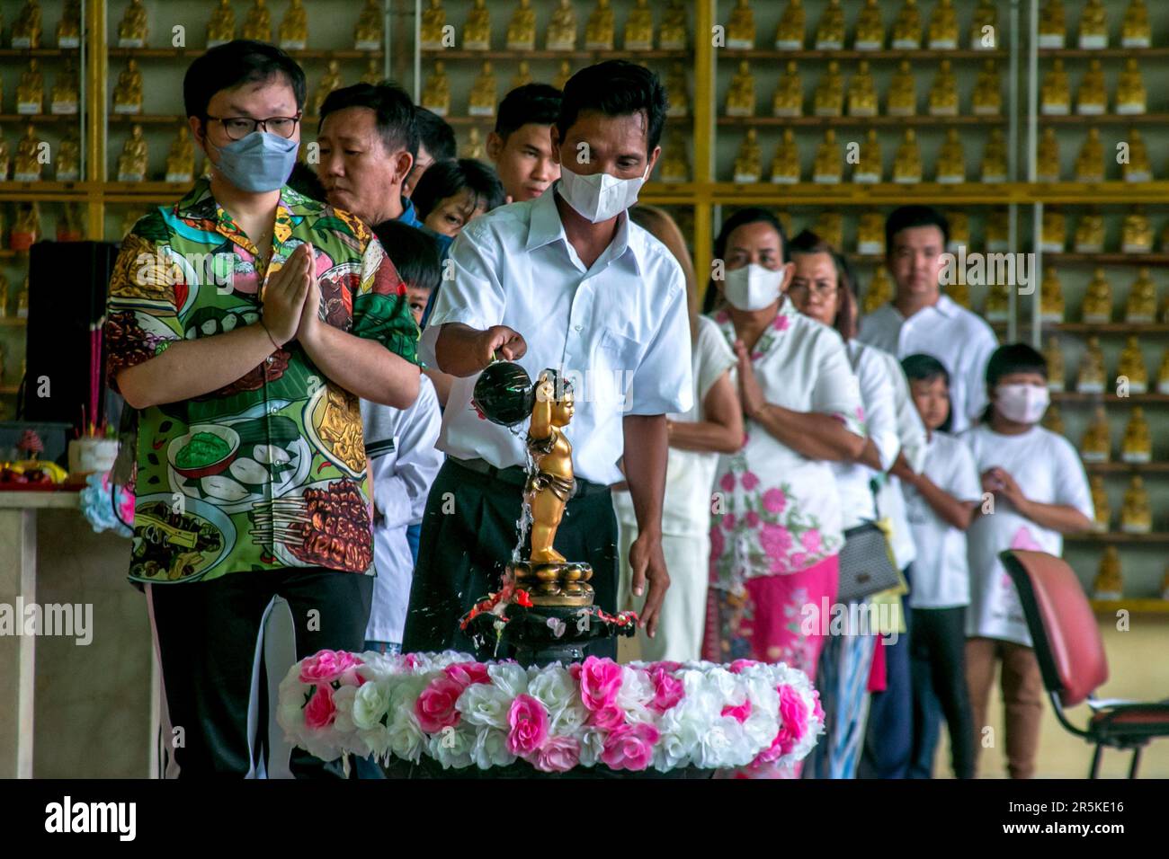 Les bouddhistes de Bogor, Java Ouest, Indonésie, baignent la statue de Bouddha au Dharma Vihara bouddhiste et 8 Pho Sat sur 4 juin 2023 Banque D'Images