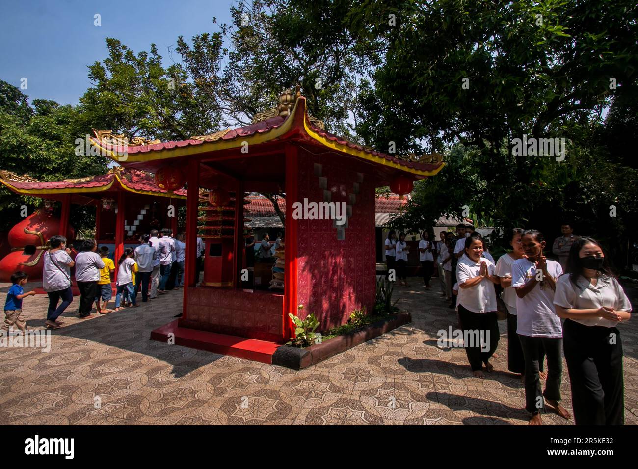 Célébrant le jour du Vesak, les bouddhistes de Bogor, à Java Ouest, en Indonésie, ont organisé une cérémonie de service au Dharma bouddhiste et au 8 Pho Sat Vihara sur 4 juin 2023 Banque D'Images