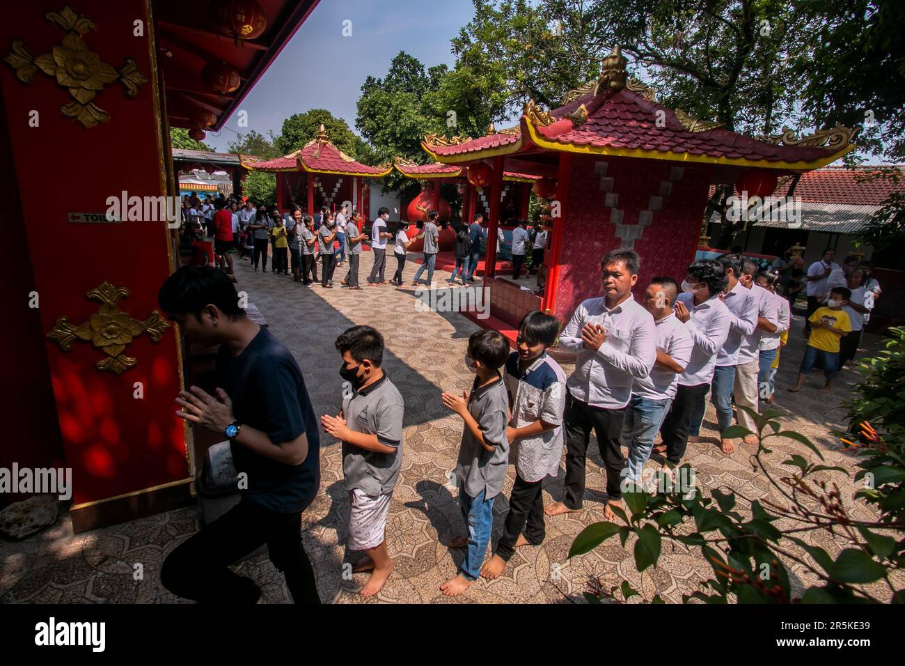 Célébrant le jour du Vesak, les bouddhistes de Bogor, à Java Ouest, en Indonésie, ont organisé une cérémonie de service au Dharma bouddhiste et au 8 Pho Sat Vihara sur 4 juin 2023 Banque D'Images