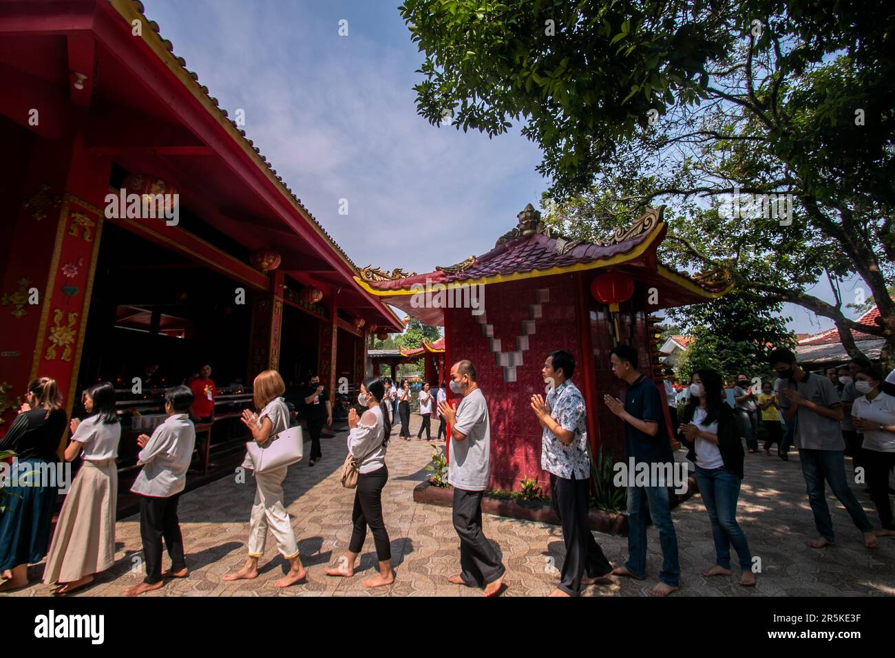 Célébrant le jour du Vesak, les bouddhistes de Bogor, à Java Ouest, en Indonésie, ont organisé une cérémonie de service au Dharma bouddhiste et au 8 Pho Sat Vihara sur 4 juin 2023 Banque D'Images