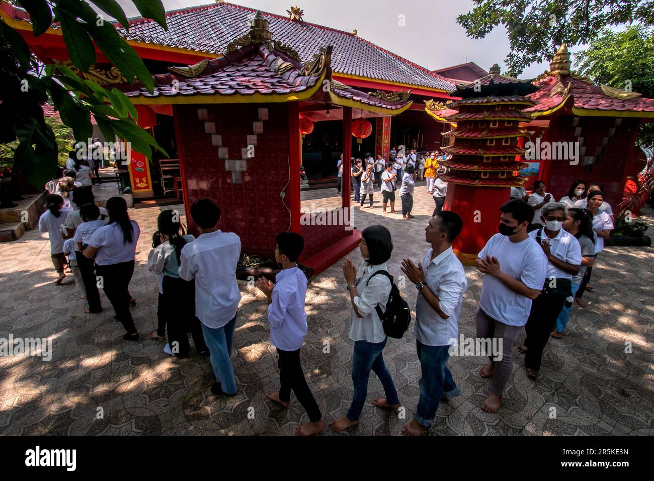 Célébrant le jour du Vesak, les bouddhistes de Bogor, à Java Ouest, en Indonésie, ont organisé une cérémonie de service au Dharma bouddhiste et au 8 Pho Sat Vihara sur 4 juin 2023 Banque D'Images