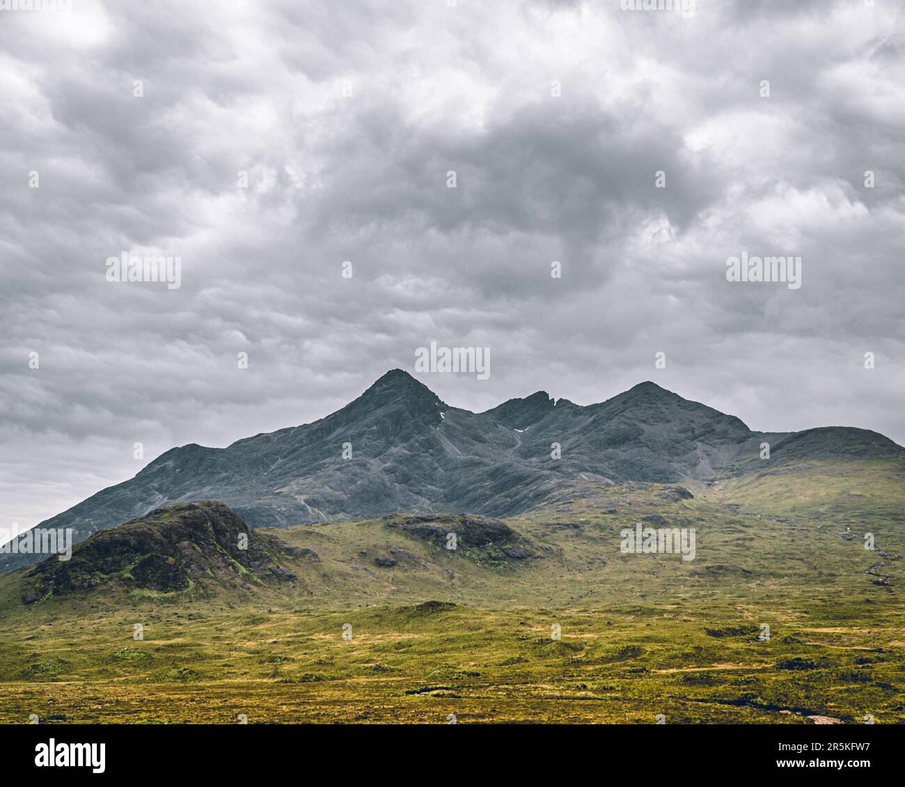 Une vue panoramique se déploie, révélant les majestueux sommets de montagne des Highlands écossais. A l'œil nu, les sommets accidentés traversent le ciel, Banque D'Images