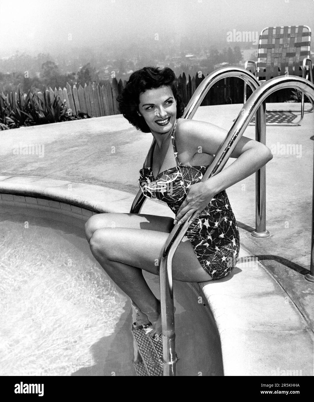 JANE RUSSELL à sa maison hollywoodienne en maillot de bain vers 1952 Banque D'Images