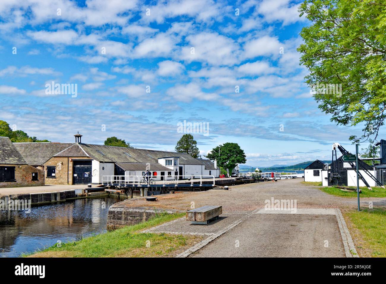 Inverness Écosse un ciel bleu au début de l'été les bâtiments et les portes de l'écluse du canal calédonien de Clachnaharry Banque D'Images
