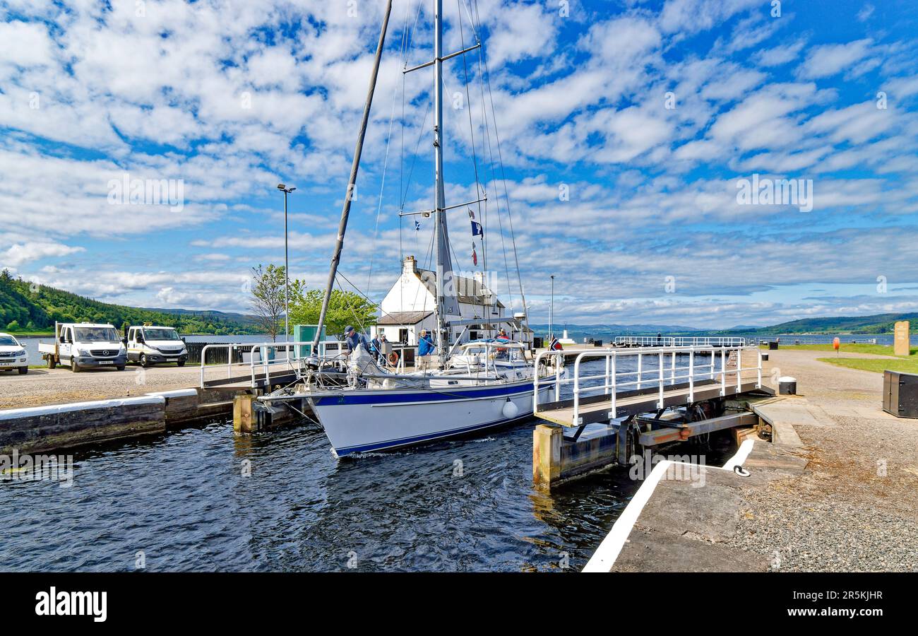 Inverness Scotland, un ciel bleu et un yacht au début de l'été qui défrichement des portes de l'écluse de la mer du canal calédonien de Clachnaharry Banque D'Images