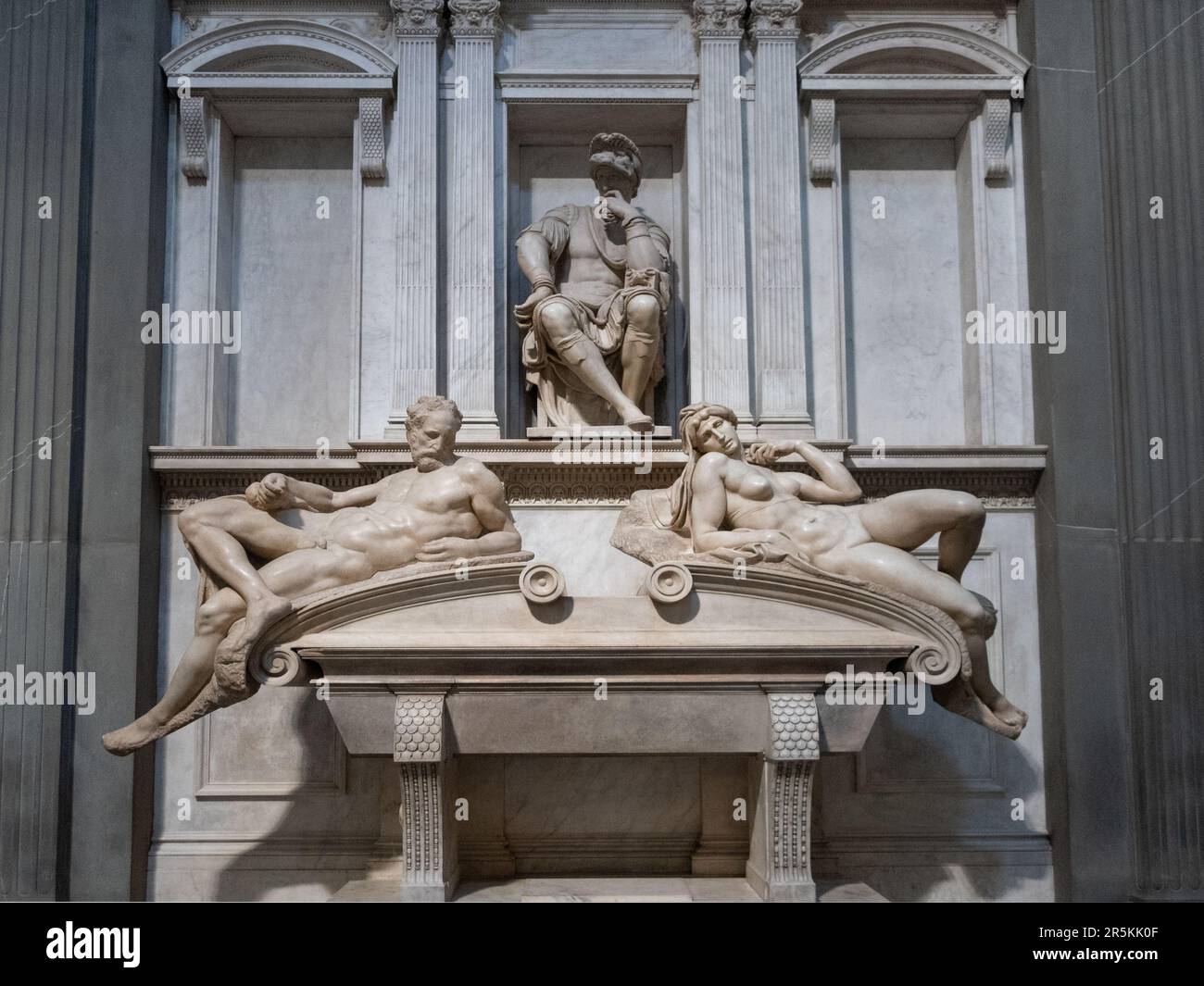 Tombeau de Lorenzo, duc d'Urbino, avec allégories d'Aube et de Dusk, par Michel-Ange. Chapelle des Princes, basilique San Lorenzo. Florence, Italie. Banque D'Images