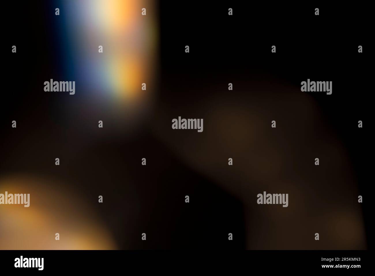 Fuite de lumière analogique produite avec des cristaux de verre et des lumières LED, le fond est noir pur. Idéal pour les revêtements. Banque D'Images