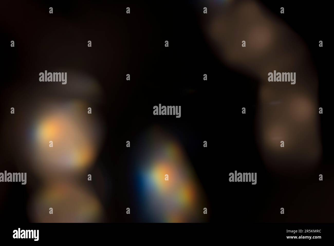 Fuite de lumière analogique produite avec des cristaux de verre et des lumières LED, le fond est noir pur. Idéal pour les revêtements. Banque D'Images