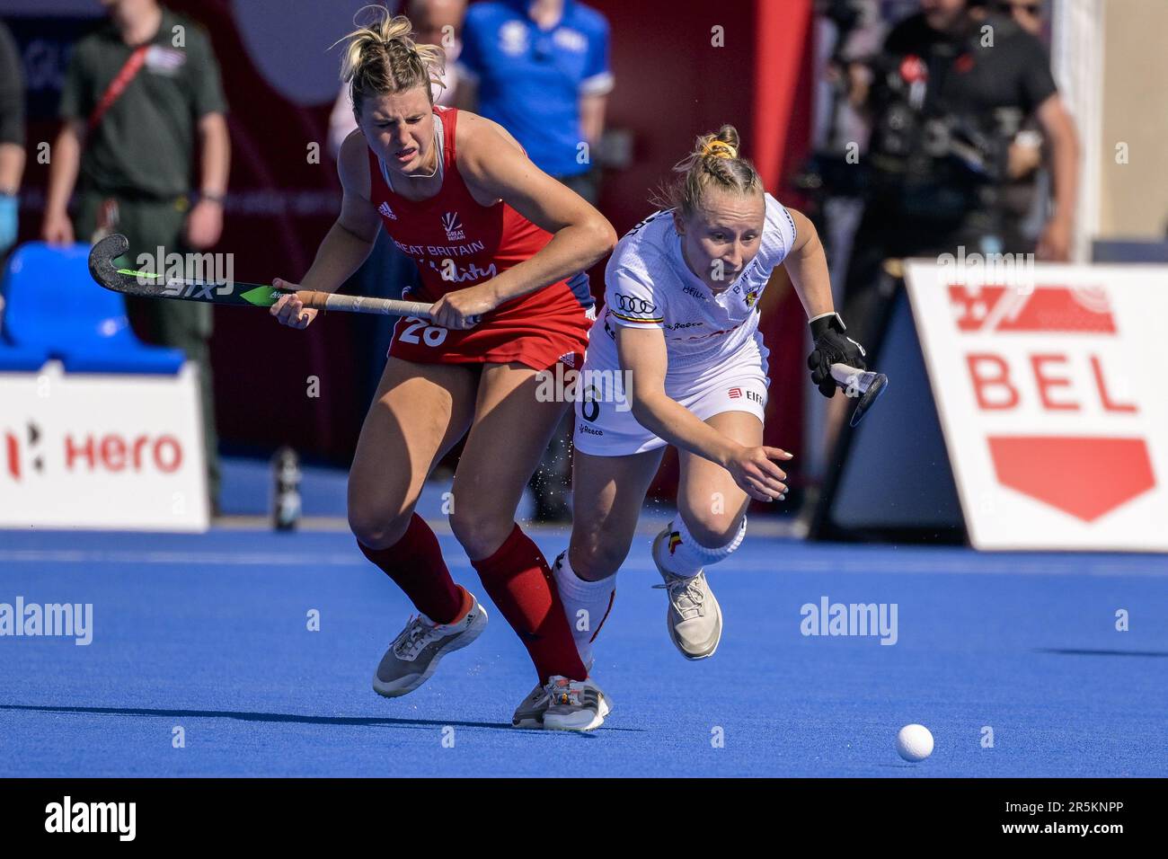 Londres, Royaume-Uni. 04th juin 2023. Lily Owsley en Grande-Bretagne et Charlotte Englebert en Belgique se battent pour le ballon lors d'un match entre la Grande-Bretagne et les Red Panthers en Belgique, match 4 (sur 12) dans l'étape de groupe de la Ligue Pro FIH 2023, dimanche 04 juin 2023 à Londres, Royaume-Uni. BELGA PHOTO LAURIE DIEFFEMBACQ crédit: Belga News Agency/Alay Live News Banque D'Images