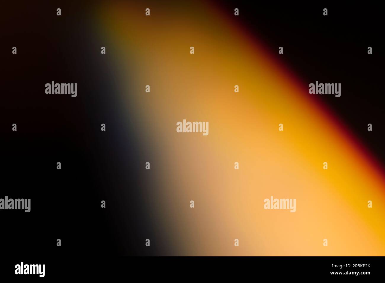 Fuite de lumière analogique produite avec des cristaux de verre et des lumières LED, le fond est noir pur. Idéal pour les revêtements. Banque D'Images