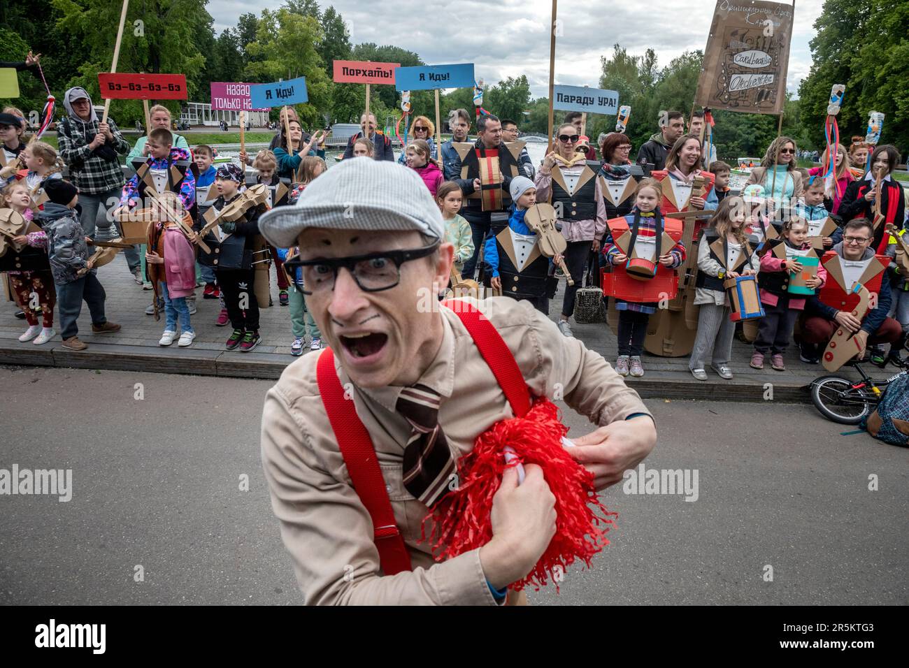 Moscou, Russie. 4th juin 2023. Les adultes et les enfants tke une partie de la performance du projet Cardboardia où tous les participants de la performance immersive sont devenus partie de l'orchestre avec des instruments de musique en carton, à Gorky Park à Moscou, Russie. Des artistes et interprètes russes sont à votre disposition pour aider les familles avec leurs créations en carton et pour participer à la représentation Banque D'Images