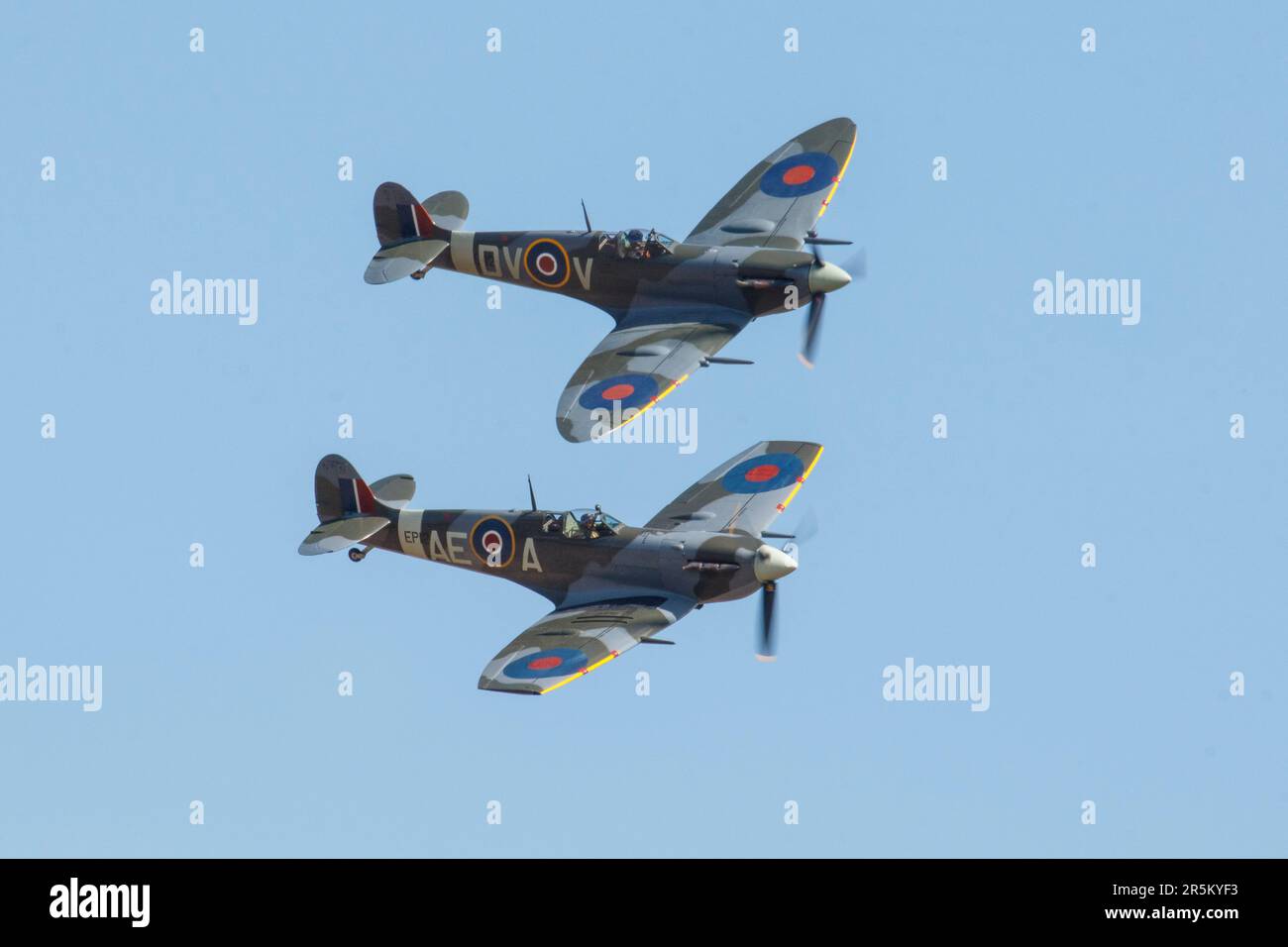 Deux Spitfires volent en formation au salon aéronautique de la RAF Duxford en mai 2023 Banque D'Images