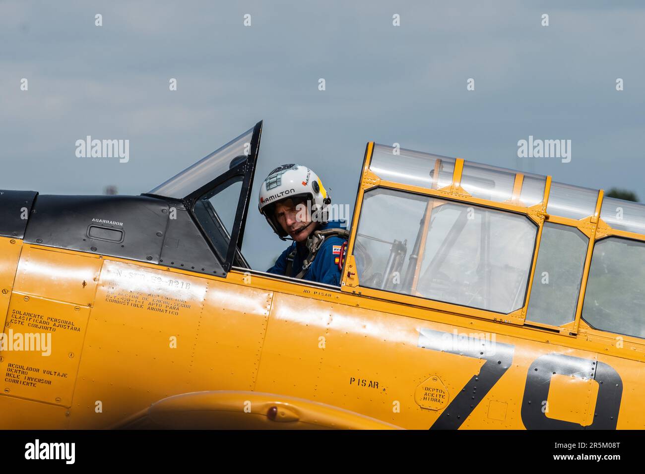 Madrid, Espagne. 04th juin 2023. Un pilote est vu dans un avion nord-américain T-6 TEXAN de 1937 lors d'une exposition historique d'avions en vol organisée à l'aérodrome de Cuatro Vientos par la Fondation Infante de Orleans. La Fondation Infante de Orleans est un musée d'avions historiques en vol qui possède actuellement 40 avions de 32 modèles différents. Credit: Marcos del Mazo/Alay Live News Banque D'Images