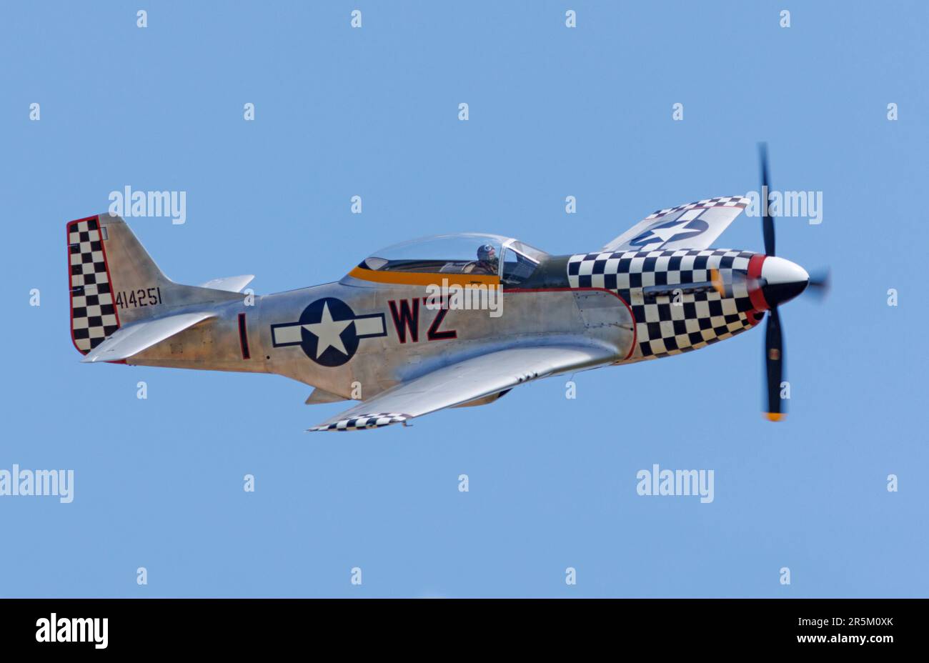 P-51D Mustang décolle pour effectuer son exposition volante à l'IWM Duxford, 2023 Banque D'Images