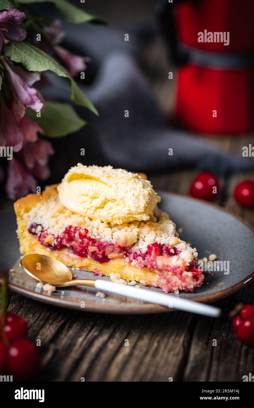 Tarte à la crème de cerise aigre, pâtisserie à la crème et miettes