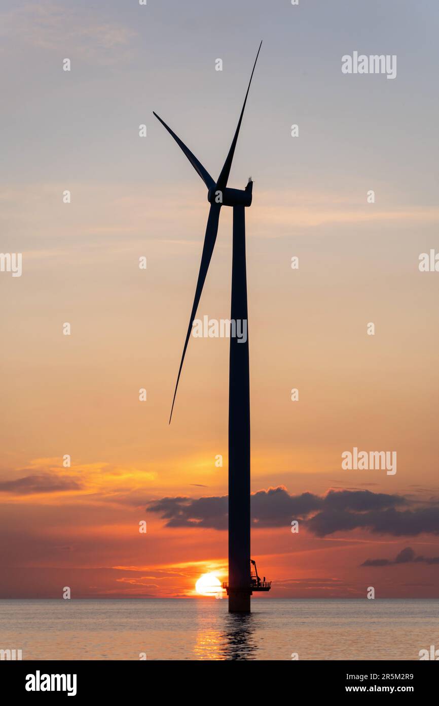éolienne offshore au coucher du soleil Banque D'Images éolienne offshore au coucher du soleil Banque D'Images