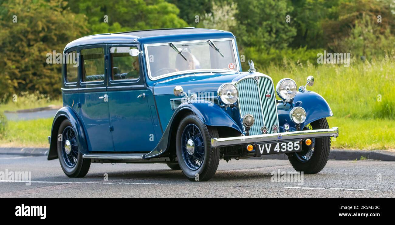 Stony Stratford, Royaume-Uni - 4 juin 2023 : voiture d'époque 1936 Blue ROVER voyageant sur une route de campagne anglaise. Banque D'Images