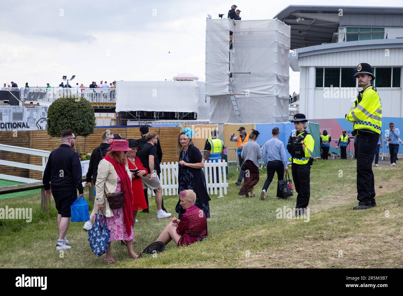 Epsom, Royaume-Uni. 3rd juin 2023. Des policiers surveillent les pilotes arrivant à l'hippodrome d'Epsom Downs le jour du Derby d'Epsom. £150 000 a été consacré à des mesures de sécurité supplémentaires afin de contrer une manifestation prévue par des activistes d'Animal Rising qui considèrent les courses de chevaux comme une industrie cruelle et exploitative. La police de Surrey a indiqué que 31 arrestations avaient été effectuées, dont 19 arrestations préventives. Crédit : Mark Kerrison/Alamy Live News Banque D'Images