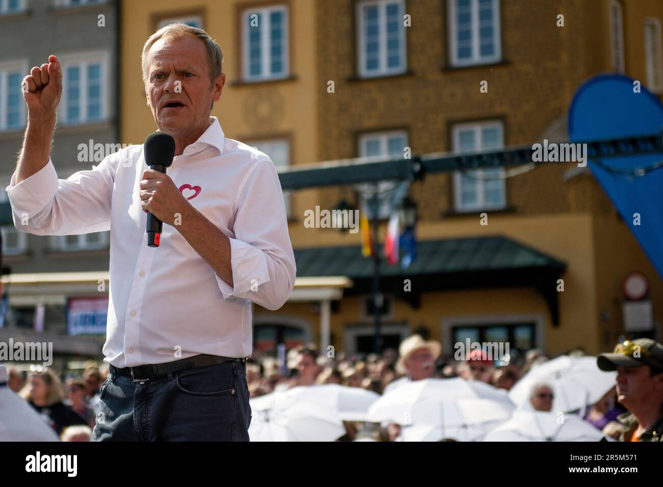 Donald Tusk, chef du parti d'opposition de la plate-forme civique, s'exprime lors de la « Grande Marche » à Varsovie. Le plus grand parti d'opposition de Pologne - la plate-forme civique (Platforma Obywatelska) et son dirigeant - Donald Tusk a mené une marche à Varsovie pour mobiliser les électeurs contre le gouvernement de droite, qu'il accuse d'éroder la démocratie et de suivre la Hongrie et la Turquie sur la voie de l'autocratie. La « Grande Marche » (Wielki Marsz) a eu lieu le 34th anniversaire des premières élections partiellement libres (4th juin 1989), une percée démocratique dans le renversement du communisme en Europe de l'est. C'est l'est Banque D'Images