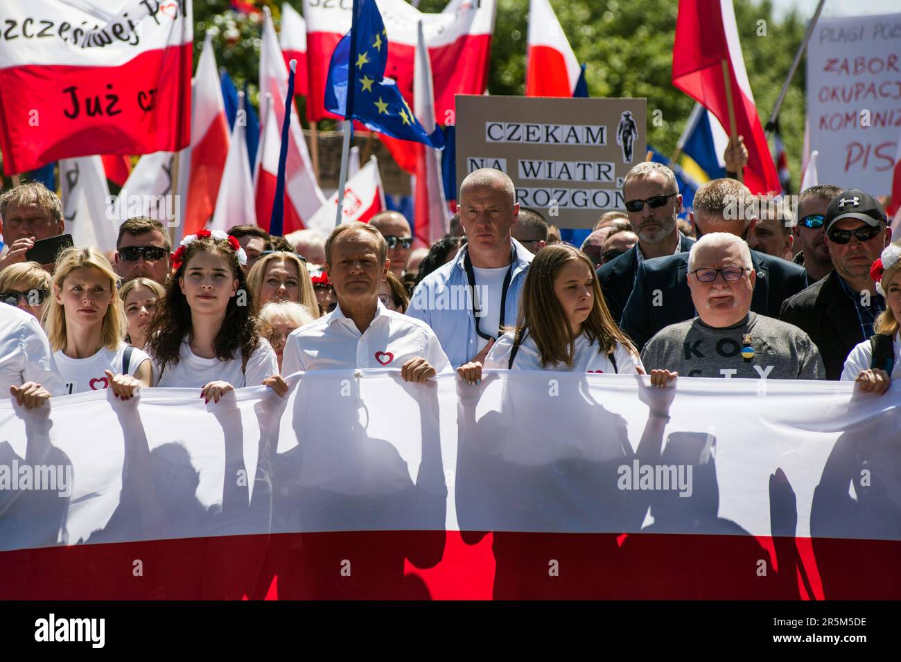 Varsovie, Pologne. 04th juin 2023. Donald Tusk (L) et l'ancien président et lauréat du prix Nobel de la paix, Lech Walesa (R) est vu lors de la « Grande Marche » de la plate-forme civique à Varsovie. Le plus grand parti d'opposition de Pologne - la plate-forme civique (Platforma Obywatelska) et son dirigeant - Donald Tusk a mené une marche à Varsovie pour mobiliser les électeurs contre le gouvernement de droite, qu'il accuse d'éroder la démocratie et de suivre la Hongrie et la Turquie sur la voie de l'autocratie. Crédit : SOPA Images Limited/Alamy Live News Banque D'Images