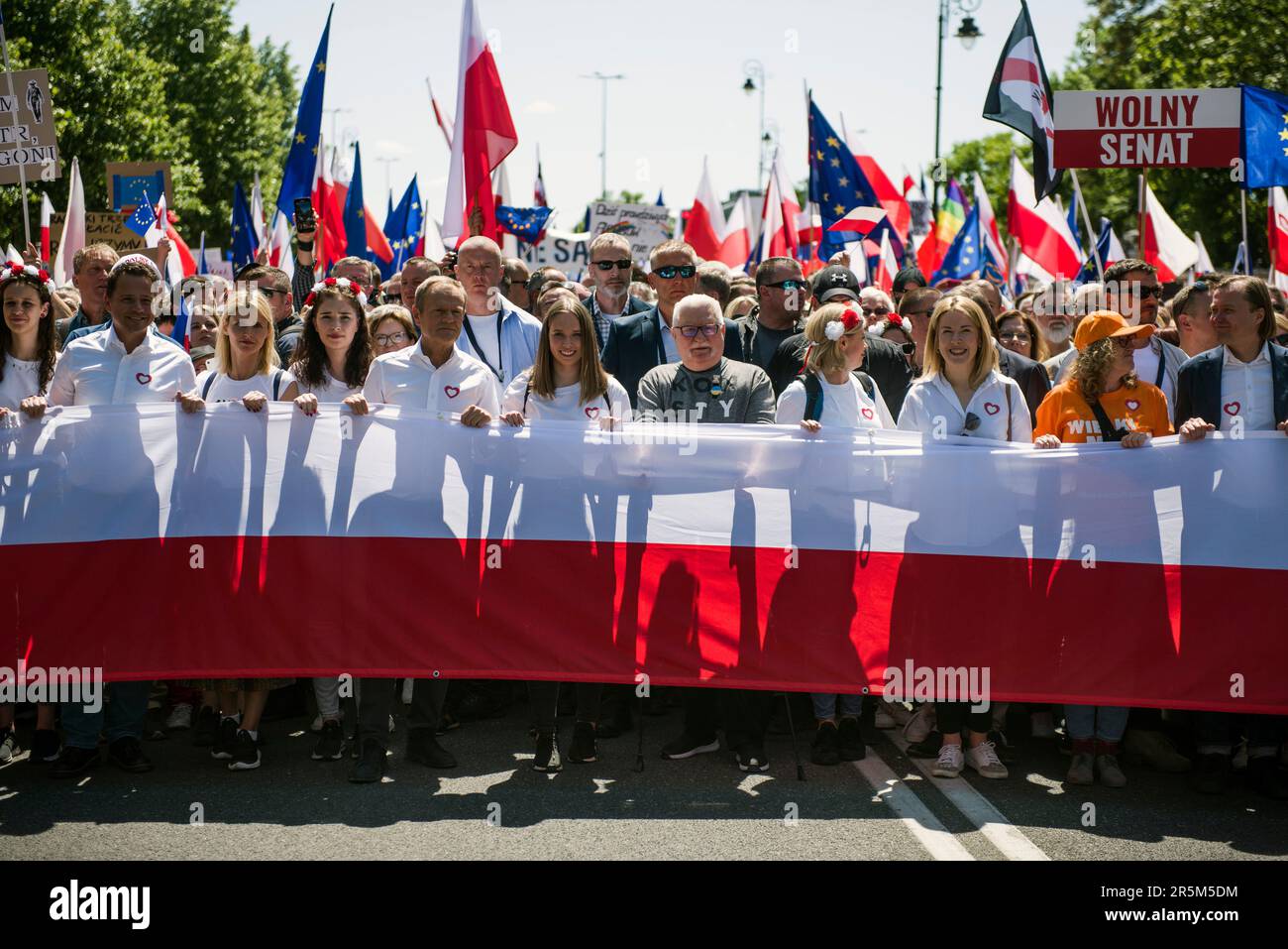Donald Tusk (milieu L) et l'ancien président et lauréat du prix Nobel de la paix Lech Walesa (milieu R) vu lors de la « Grande Marche » de la plate-forme civique à Varsovie. Le plus grand parti d'opposition de Pologne - la plate-forme civique (Platforma Obywatelska) et son dirigeant - Donald Tusk a mené une marche à Varsovie pour mobiliser les électeurs contre le gouvernement de droite, qu'il accuse d'éroder la démocratie et de suivre la Hongrie et la Turquie sur la voie de l'autocratie. La « Grande Marche » (Wielki Marsz) a eu lieu le 34th anniversaire des premières élections partiellement libres (4th juin 1989), une percée démocratique dans le Banque D'Images