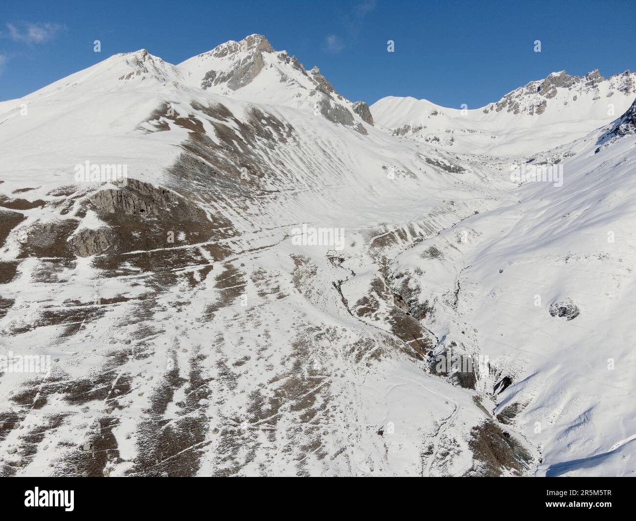 Colle della Maddalena, vallée supérieure de la Stura. Panoramas des montagnes enneigées par une belle journée d'hiver (Cuneo, Piémont, Italie) Banque D'Images