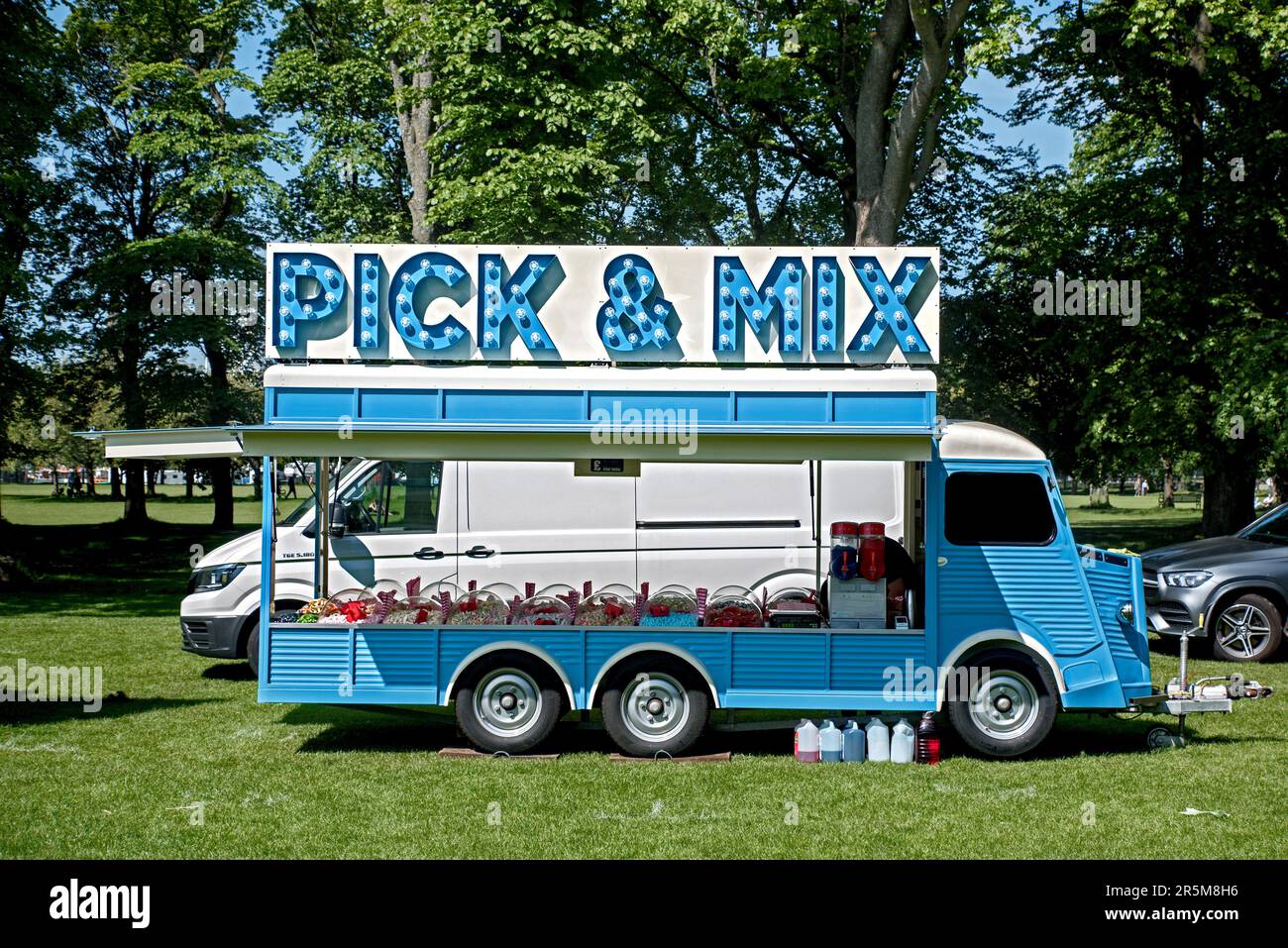 Sélectionnez et mélangez le Sweet stall au festival Meadows à Édimbourg, en Écosse, au Royaume-Uni. Banque D'Images