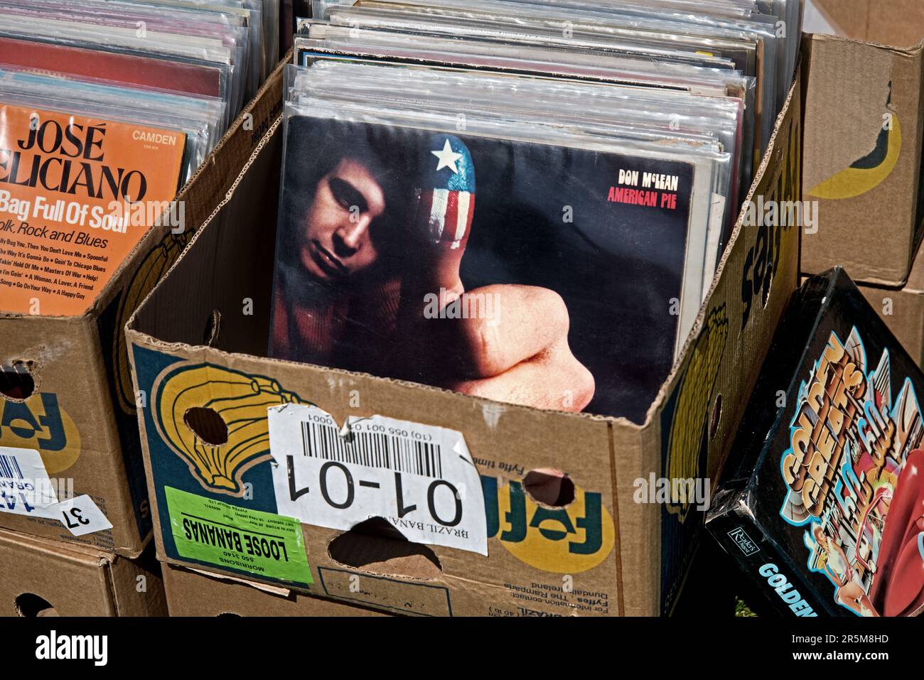 Don McLean American Pie LP dans une boîte de disques sur un stand au festival Meadows, Édimbourg, Écosse, Royaume-Uni. Banque D'Images