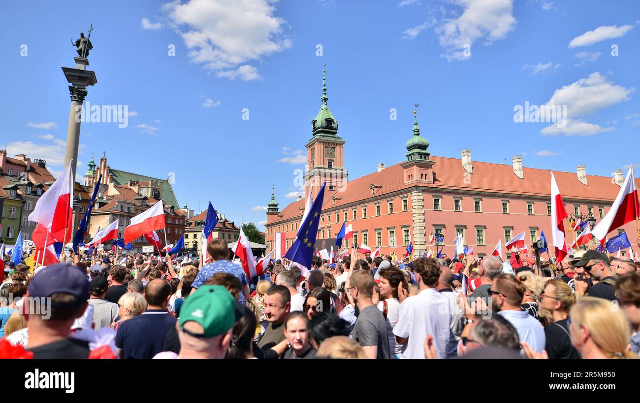 Pologne: l'opposition rassemble des centaines de milliers de personnes à  Varsovie