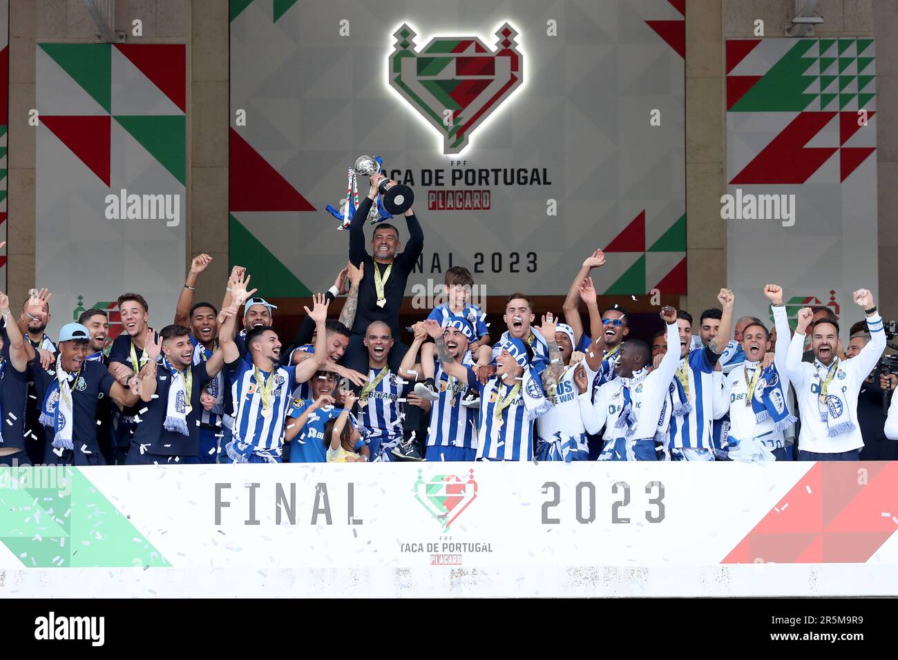 Oeiras, Portugal. 4th juin 2023. L'entraîneur en chef du FC Porto, Sergio Conceicao, élève le trophée et célèbre avec les joueurs après avoir remporté le match de football final de la coupe du Portugal entre le FC Porto et SC Braga au stade national de Jamor à Oeiras, au Portugal, sur 4 juin 2023. (Credit image: © Pedro Fiuza/ZUMA Press Wire) USAGE ÉDITORIAL SEULEMENT! Non destiné À un usage commercial ! Crédit : ZUMA Press, Inc./Alay Live News Banque D'Images