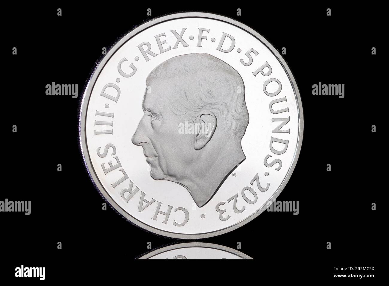 Pièce de 2023 £5 pièces avec le roi Charles III Cette pièce de monnaie est destinée à célébrer son anniversaire de Majestys 75th et présente le premier portrait de pièce de Martin Jennings Banque D'Images
