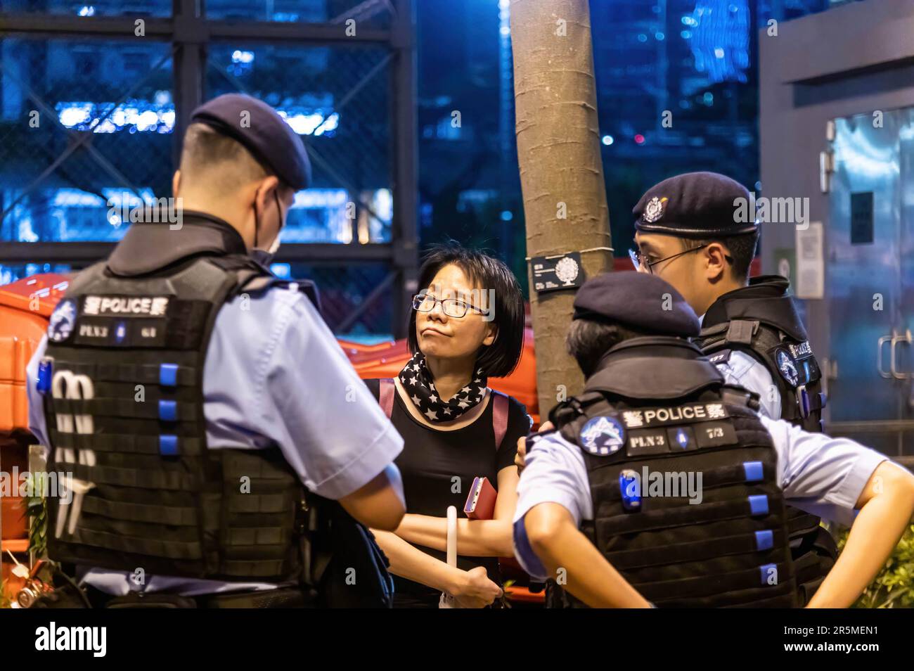 Hong Kong, Chine. 04th juin 2023. Une femme est brièvement détenue et fouillée par plus de 20 policiers dans le parc Victoria. En pleine alerte pour ceux qui cherchent à pleurer les événements de 4 juin 1989, la police de Hong Kong était en pleine force, recherchant et dans certains cas arrêtant des citoyens qui semblaient vouloir pleurer les vies perdues il y a 34 ans. Crédit : SOPA Images Limited/Alamy Live News Banque D'Images
