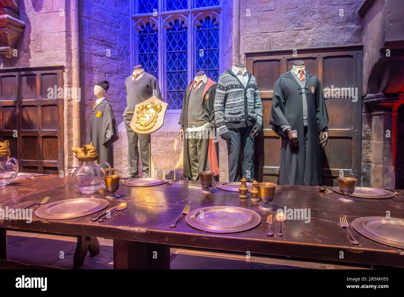 Costumes de Gryffindor tels que portés par les acteurs exposés dans le grand hall que vous pouvez visiter à l'Harry Potter Studio Tour à Watford, Royaume-Uni Banque D'Images