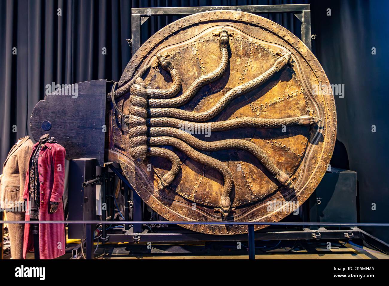 Porte à la Chambre des secrets décorée de serpents exposés à la visite Harry Potter des frères Warner à Watford, Royaume-Uni Banque D'Images