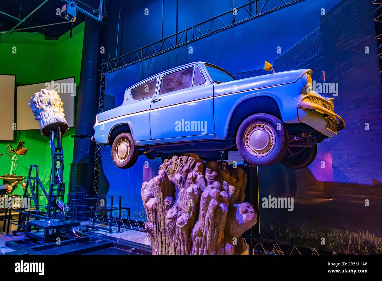 Une exposition au Harry Potter Studio Tour à Watford, Royaume-Uni, montrant comment ils ont filmé la voiture de Whomping Willow Fosting Weasleys Banque D'Images