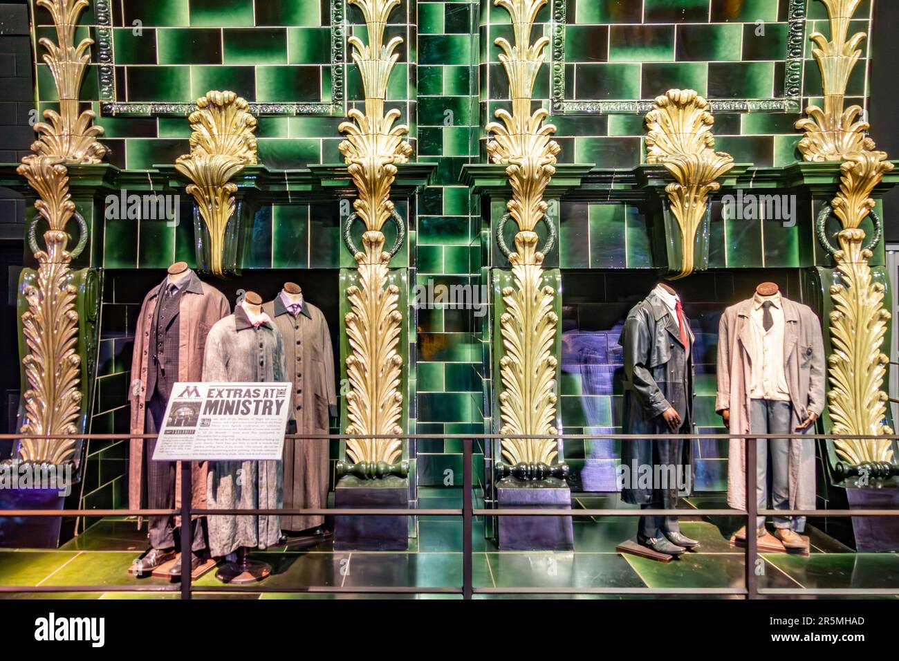 Les mannequins portant des costumes avertissent par des extras sur place au ministère de la magie exposé au Warner Brothers Harry Potter Studio Tour à Watford, Royaume-Uni Banque D'Images