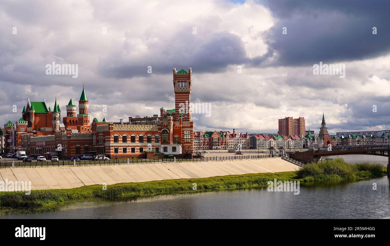 Yoshkar-Ola, Russie - 7 septembre 2021. Vue sur le remblai de Bruges et la place patriarcale. Nommé d'après la ville belge. Banque D'Images