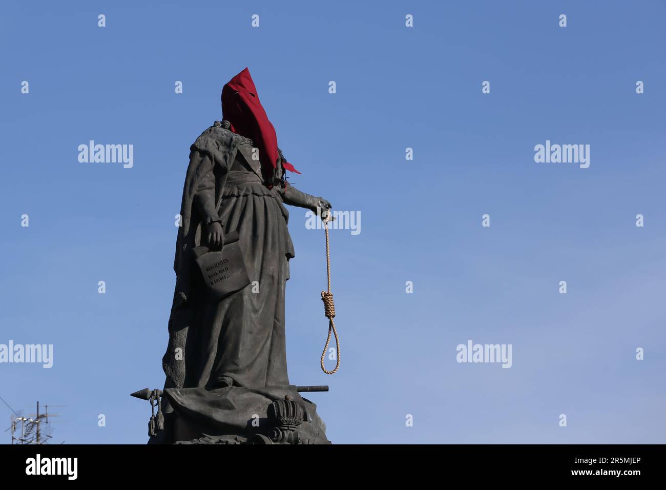 Le monument à Catherine 2 (Monument aux fondateurs d'Odessa) est visible sur la place Ekaterininskaya avec un chapeau de bourreau et un nez à la main. L'ouverture d'une nouvelle exposition "langues de guerre" a eu lieu au Musée des Beaux-Arts d'Odessa, dédié aux Ukrainiens depuis le début de l'invasion russe. Banque D'Images