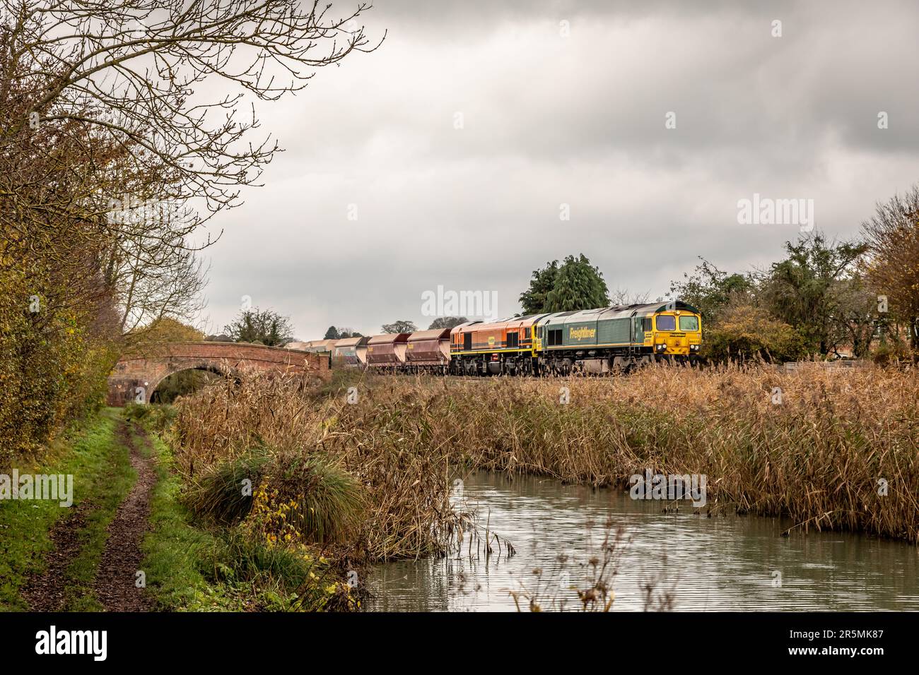 Les Freightliner Class 66 No. 66572 et Class 59 No. 59203 passent par le canal Kennet et Avon près de Crofton, Wiltshire, Royaume-Uni Banque D'Images
